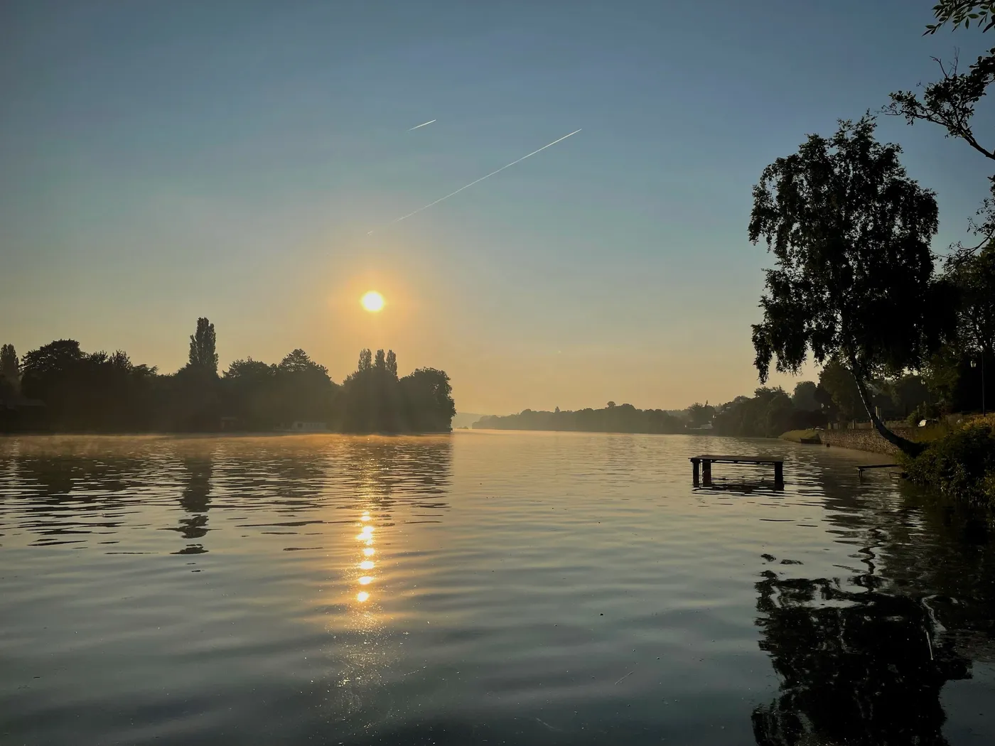 Départ très matinal avec le premier RER D de la journée, ce qui m'a permis de profiter du lever de soleil sur la Seine.
